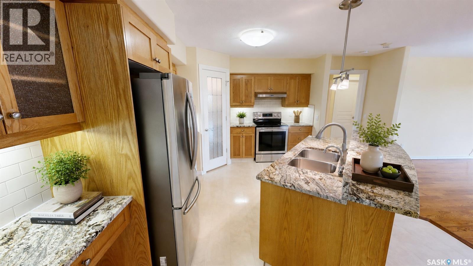 305 3101 Renfrew Crescent E, Regina, SK - Indoor Photo Showing Kitchen With Double Sink