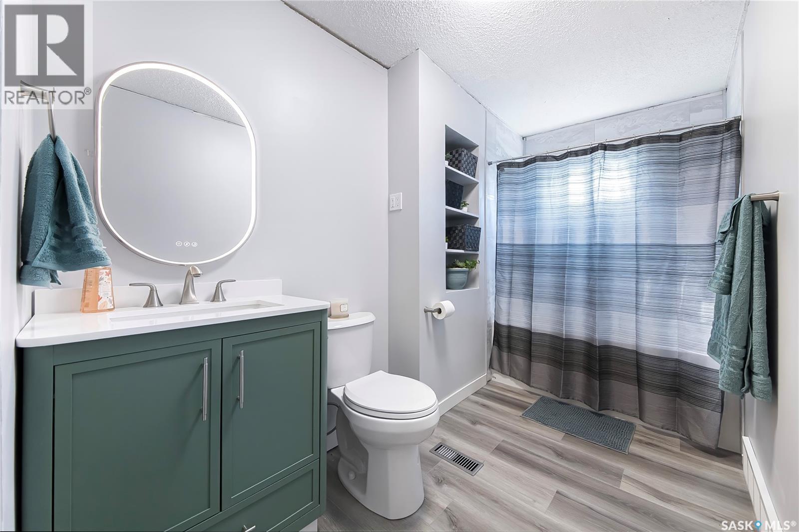 1017 J Avenue N, Saskatoon, SK - Indoor Photo Showing Bathroom