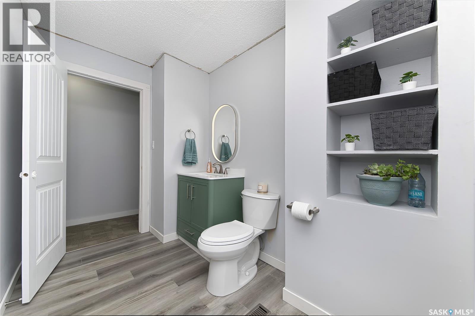 1017 J Avenue N, Saskatoon, SK - Indoor Photo Showing Bathroom