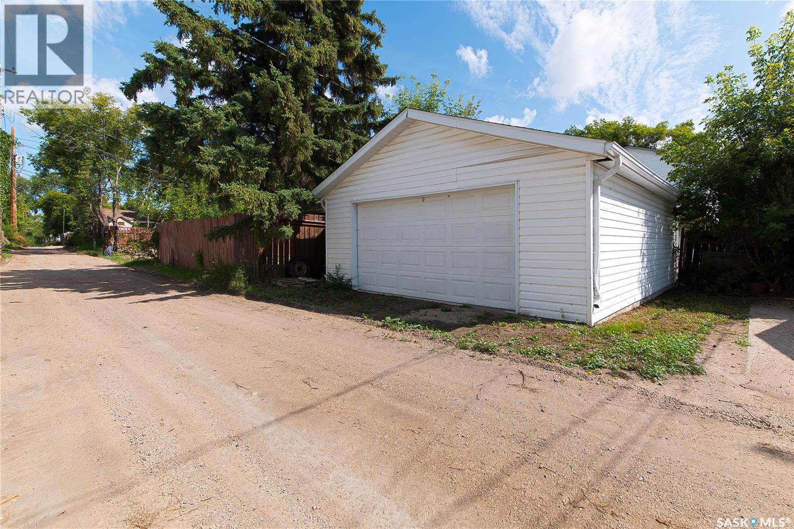 1017 J Avenue N, Saskatoon, SK - Outdoor