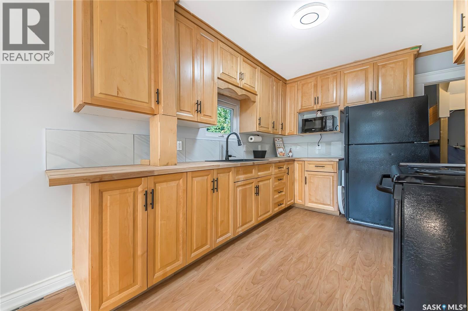 1017 J Avenue N, Saskatoon, SK - Indoor Photo Showing Kitchen