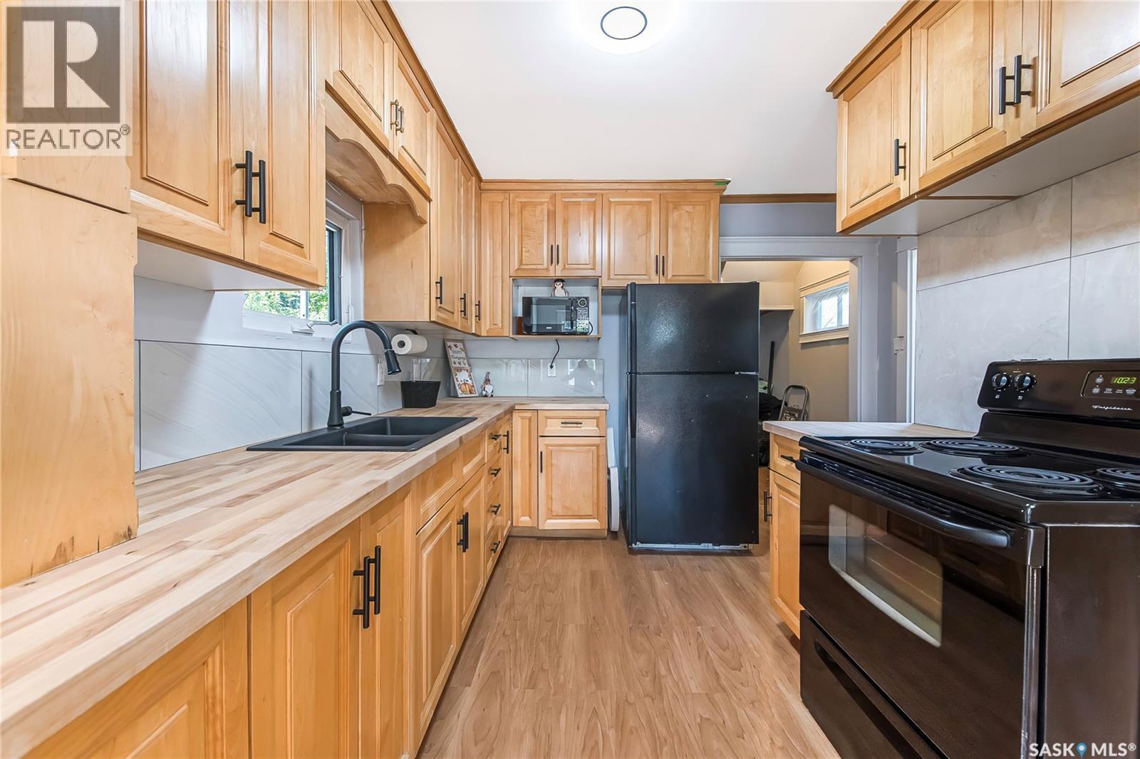 1017 J Avenue N, Saskatoon, SK - Indoor Photo Showing Kitchen With Double Sink