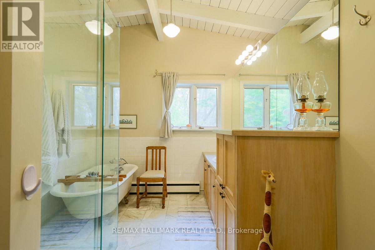 2 Ledge Road, Toronto, ON - Indoor Photo Showing Bathroom