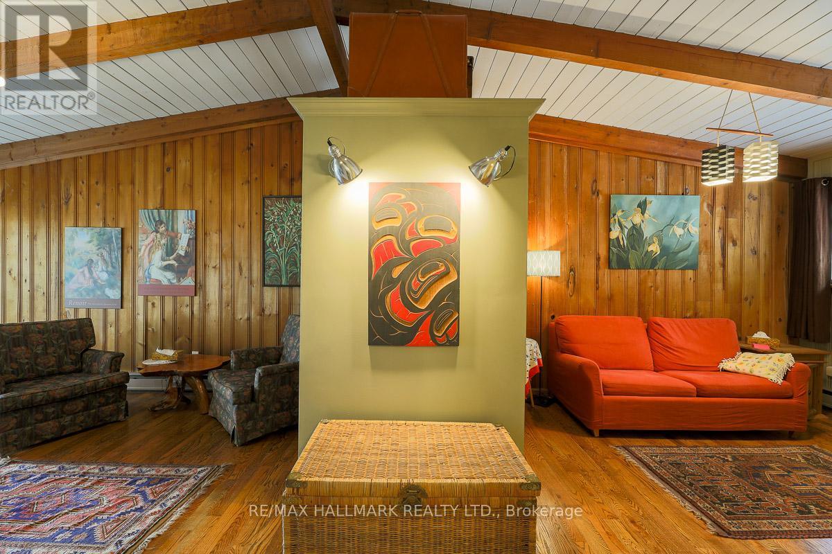 2 Ledge Road, Toronto, ON - Indoor Photo Showing Living Room