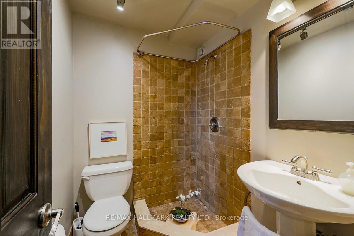 2 Ledge Road, Toronto, ON - Indoor Photo Showing Bathroom