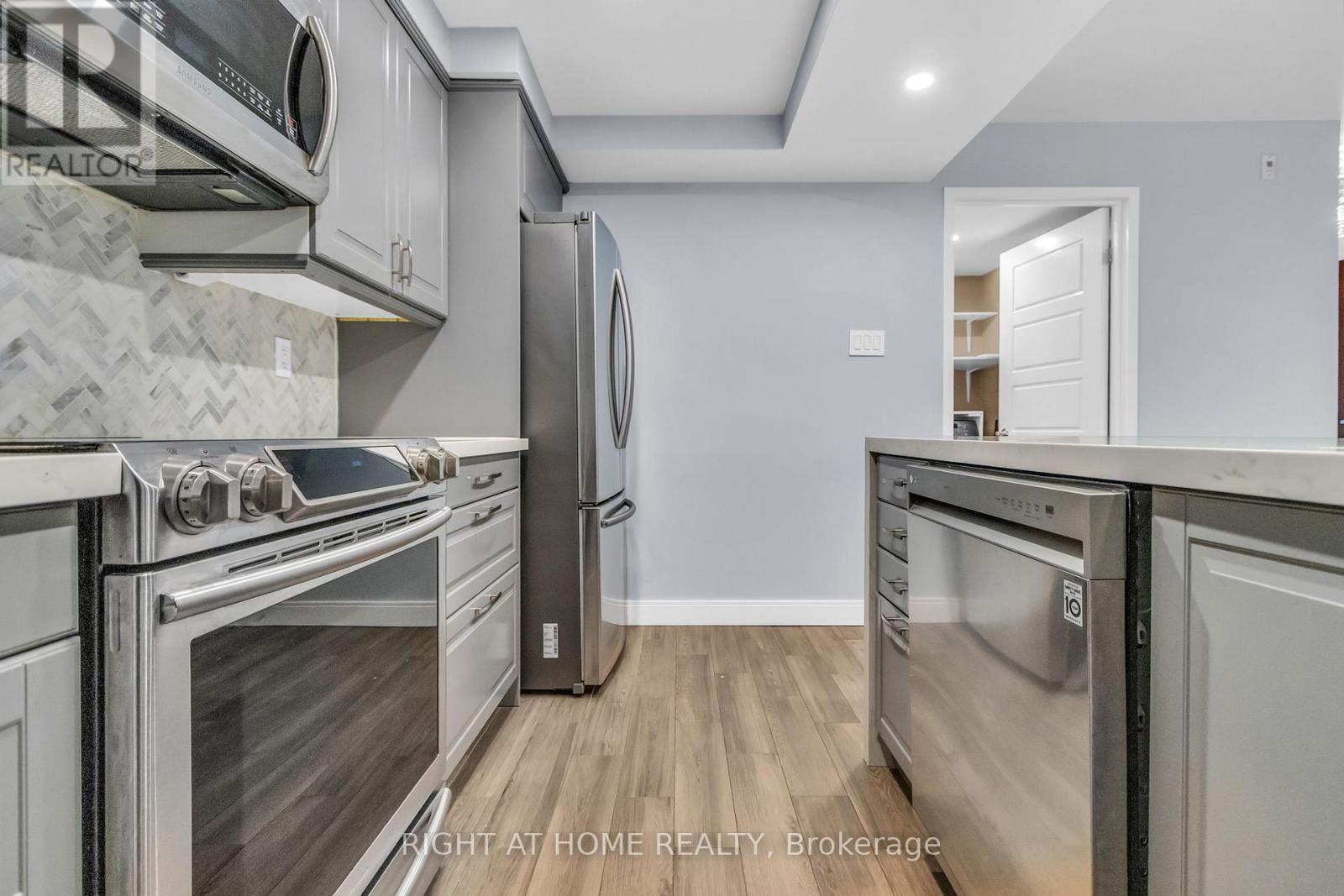 406 - 356 Mcrae Drive, Toronto, ON - Indoor Photo Showing Kitchen With Stainless Steel Kitchen