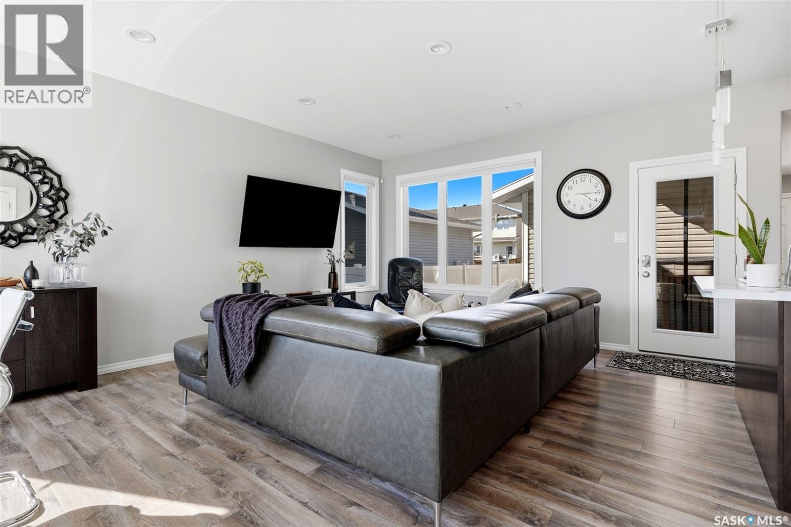 5306 Mcclelland Drive, Regina, SK - Indoor Photo Showing Living Room