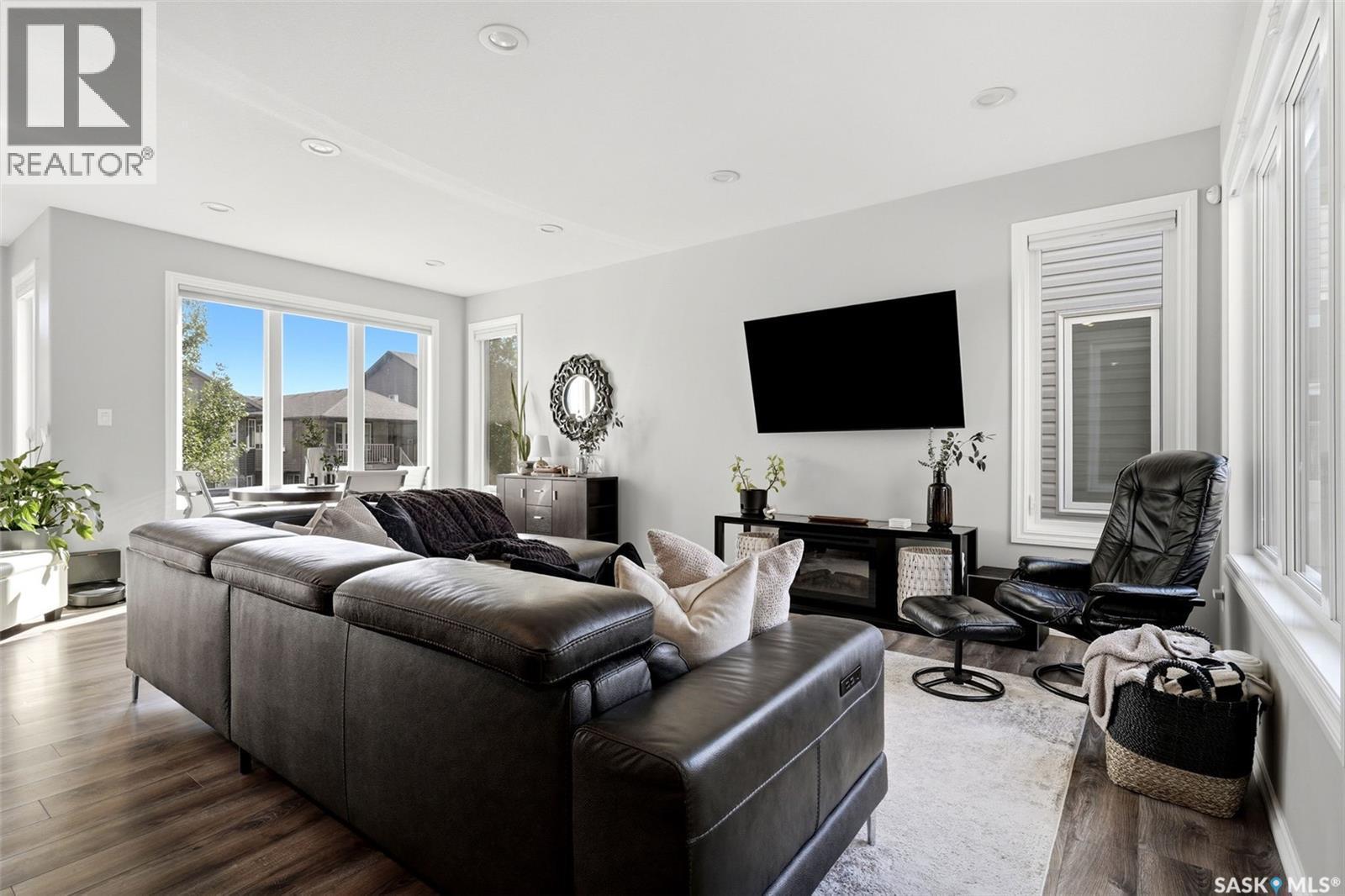 5306 Mcclelland Drive, Regina, SK - Indoor Photo Showing Living Room