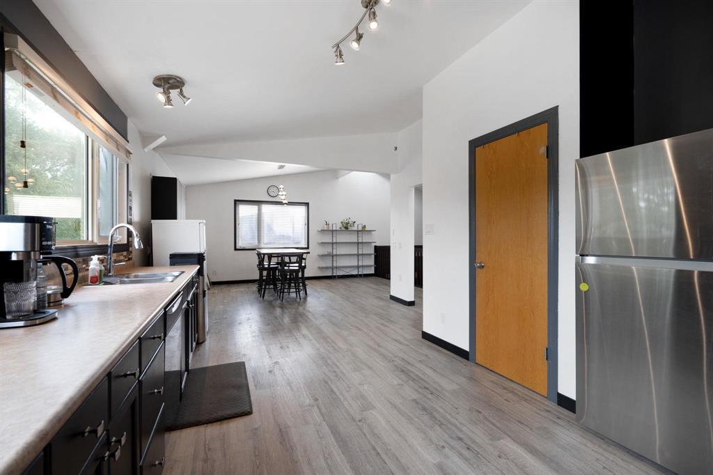 14 Mansard Close, Winnipeg, MB - Indoor Photo Showing Kitchen With Double Sink