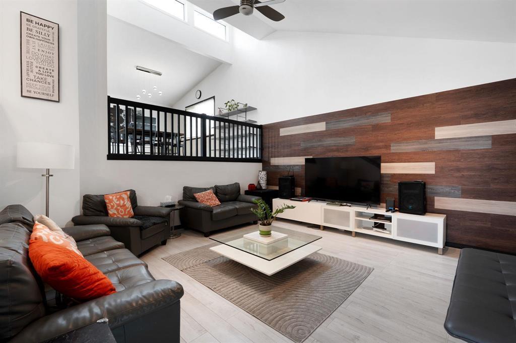 14 Mansard Close, Winnipeg, MB - Indoor Photo Showing Living Room