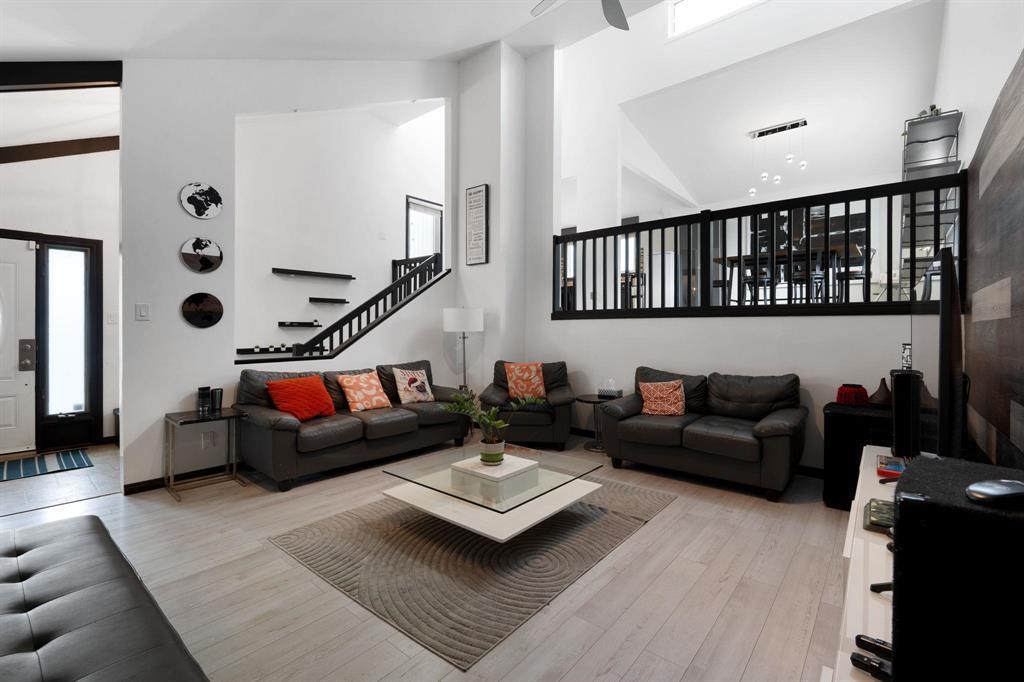 14 Mansard Close, Winnipeg, MB - Indoor Photo Showing Living Room