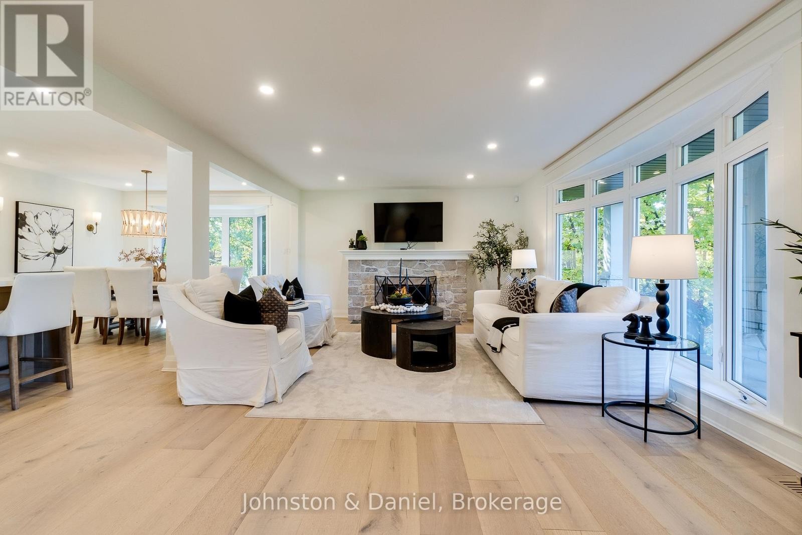 2340 Britannia Road, Burlington, ON - Indoor Photo Showing Living Room With Fireplace
