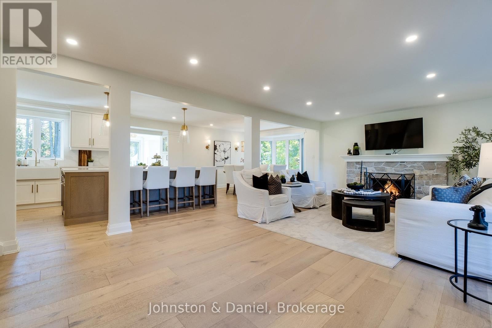 2340 Britannia Road, Burlington, ON - Indoor Photo Showing Living Room With Fireplace