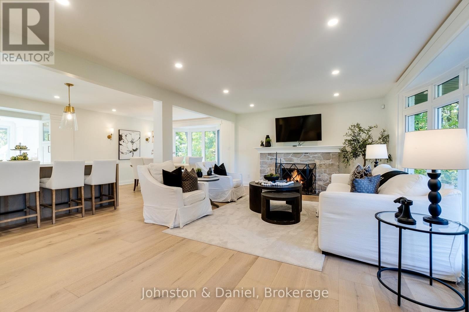 2340 Britannia Road, Burlington, ON - Indoor Photo Showing Living Room With Fireplace