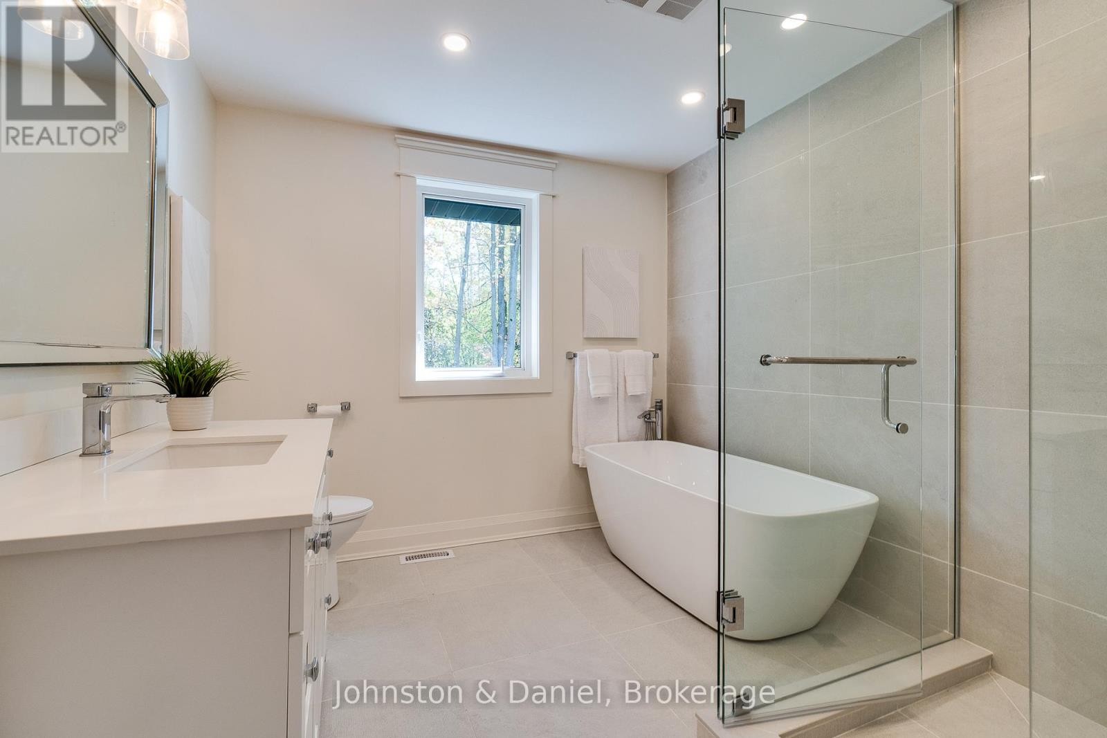 2340 Britannia Road, Burlington, ON - Indoor Photo Showing Bathroom
