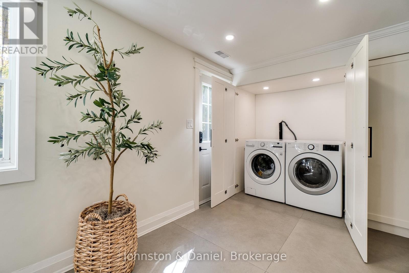 2340 Britannia Road, Burlington, ON - Indoor Photo Showing Laundry Room