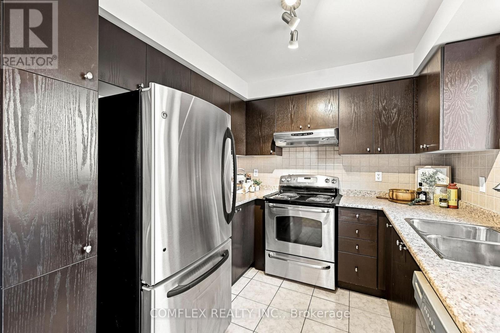 5 Rich Crescent, Whitby, ON - Indoor Photo Showing Kitchen With Double Sink