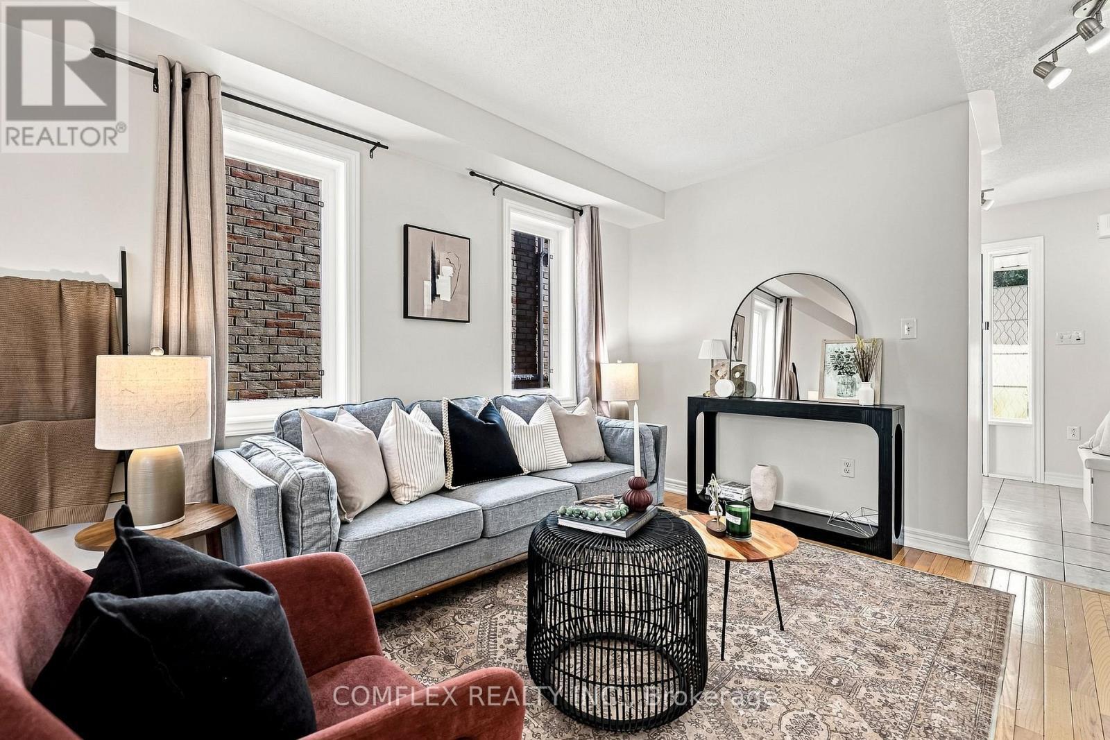5 Rich Crescent, Whitby, ON - Indoor Photo Showing Living Room