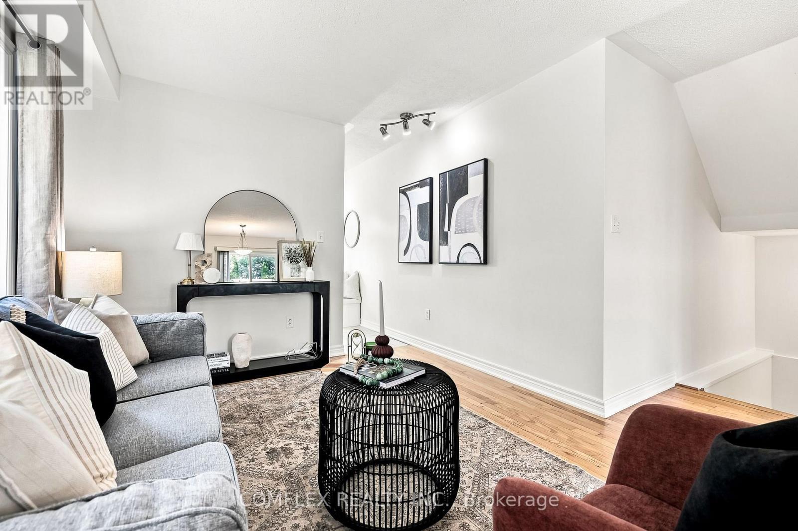 5 Rich Crescent, Whitby, ON - Indoor Photo Showing Living Room