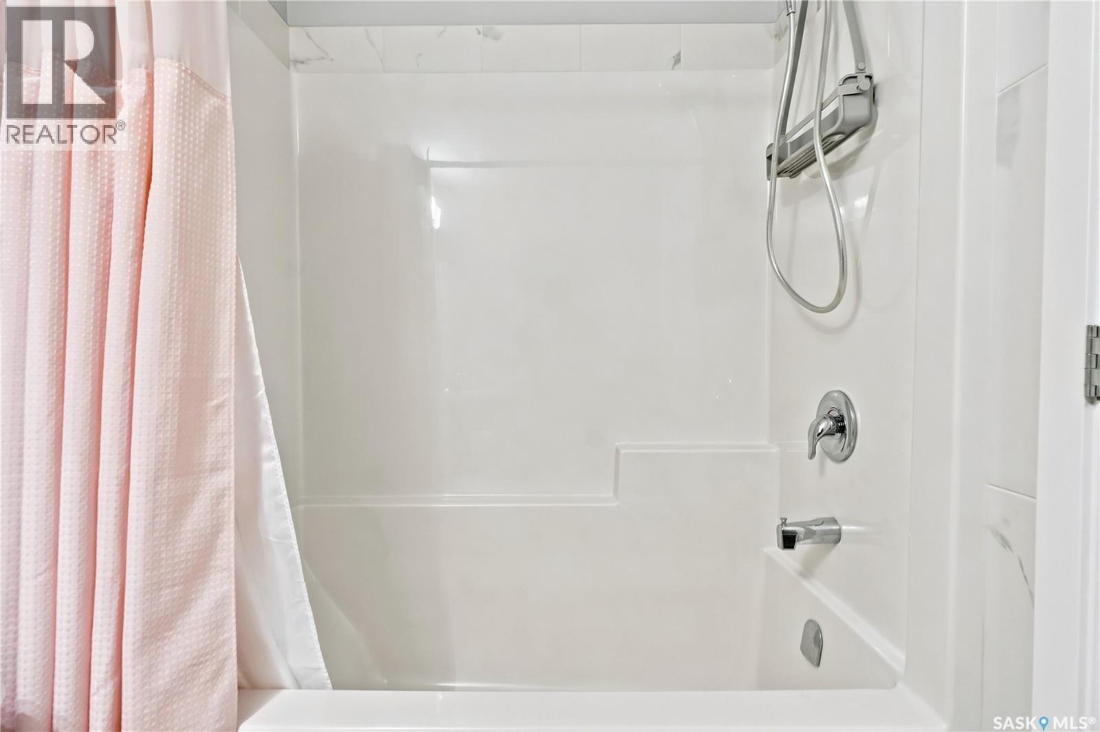 5485 Cade Street E, Regina, SK - Indoor Photo Showing Bathroom