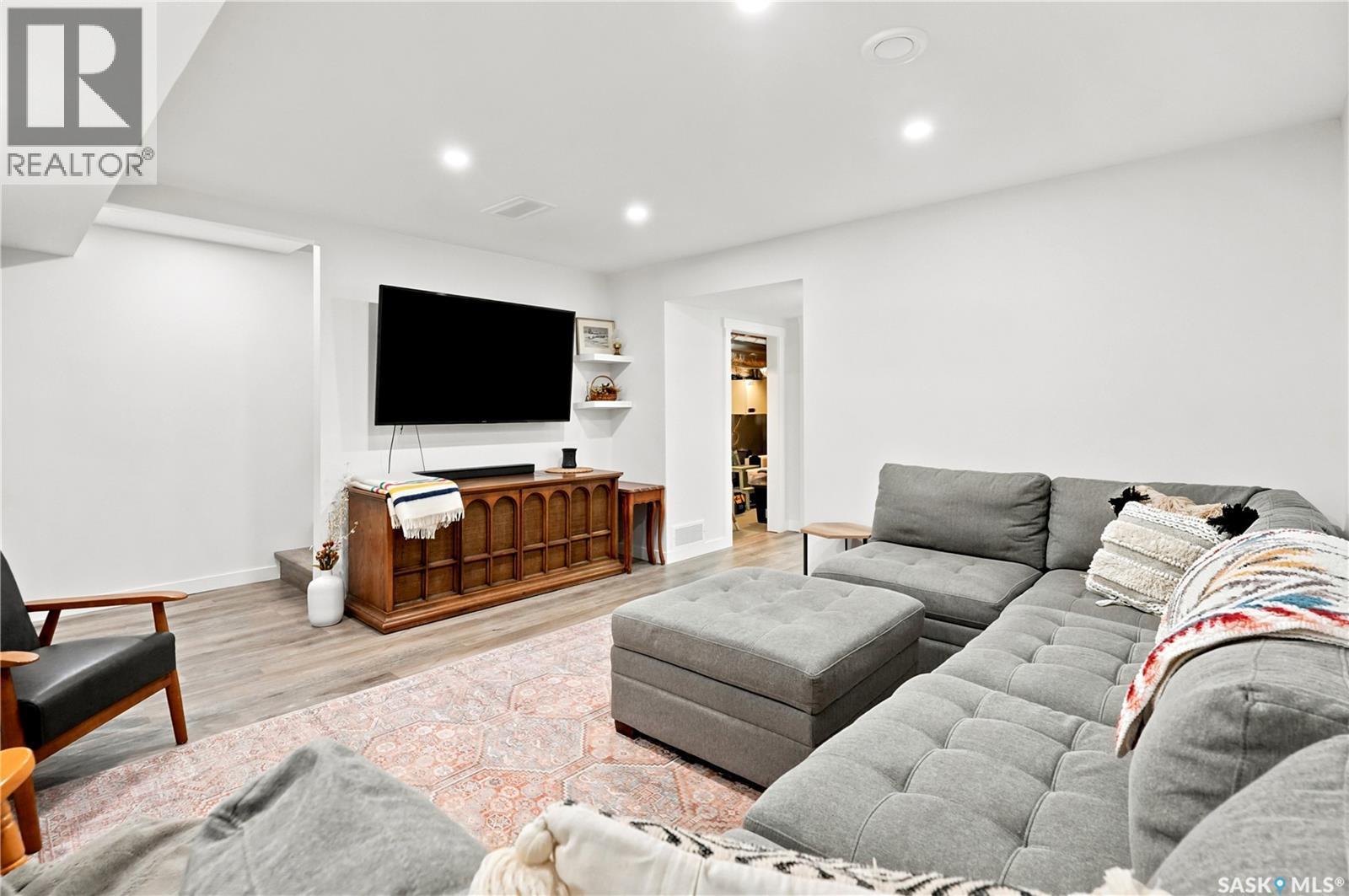 5485 Cade Street E, Regina, SK - Indoor Photo Showing Living Room