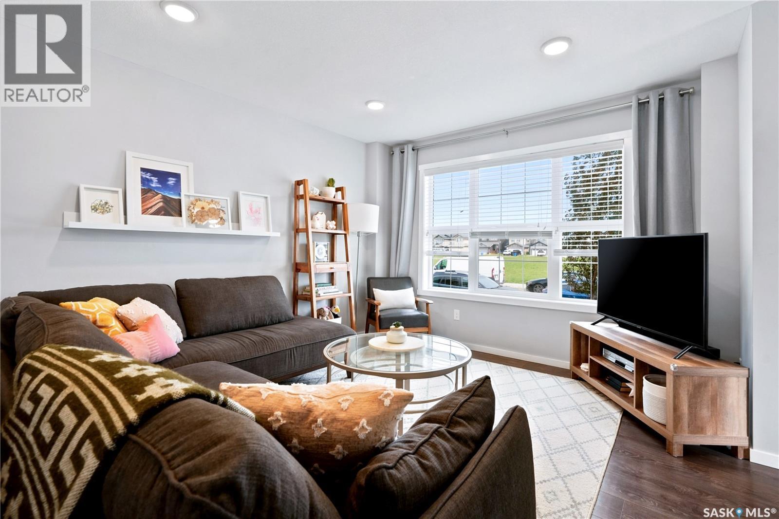 5485 Cade Street E, Regina, SK - Indoor Photo Showing Living Room