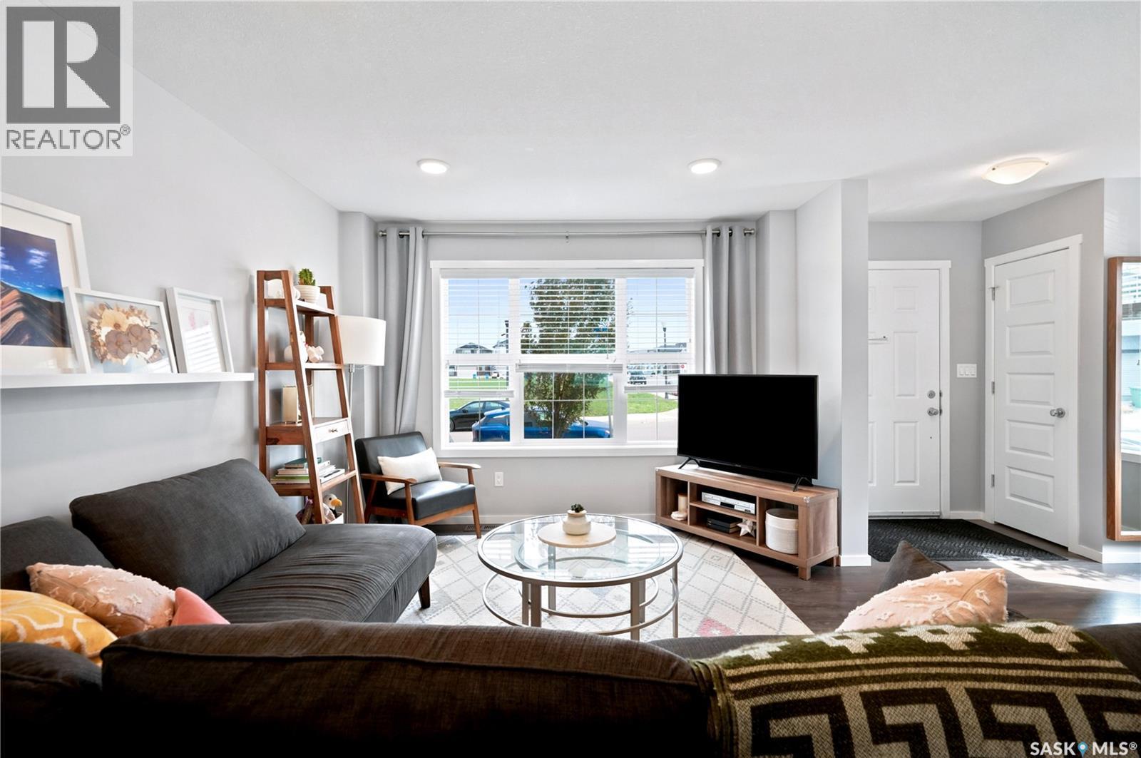 5485 Cade Street E, Regina, SK - Indoor Photo Showing Living Room