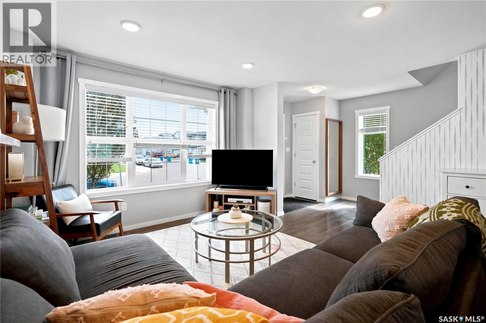 5485 Cade Street E, Regina, SK - Indoor Photo Showing Living Room