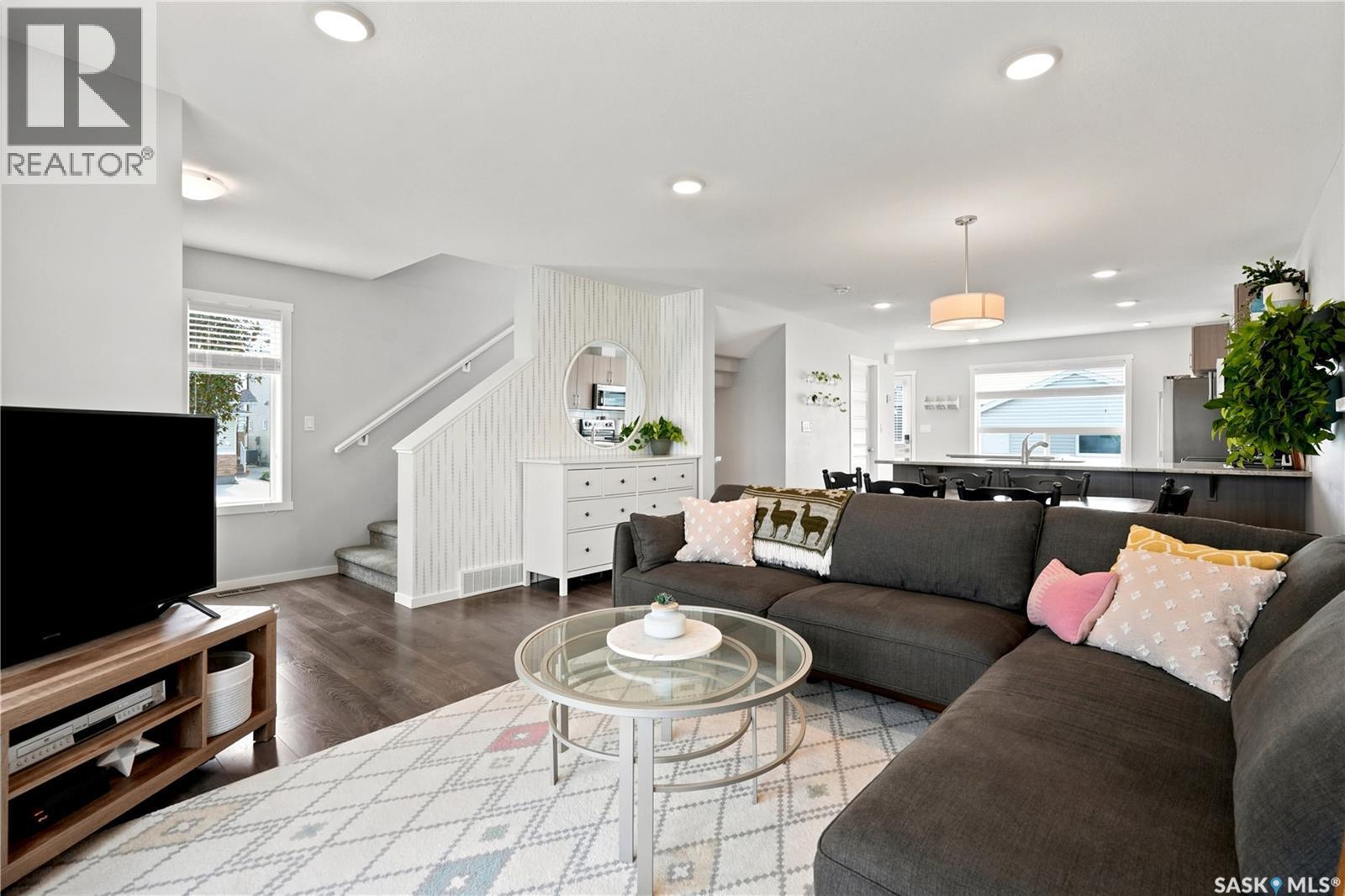 5485 Cade Street E, Regina, SK - Indoor Photo Showing Living Room