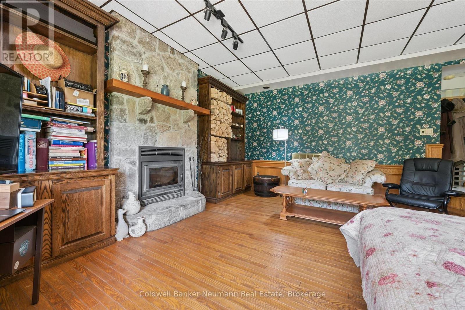 Lower level family room with fireplace - 7530 Macpherson Lane, Puslinch, ON