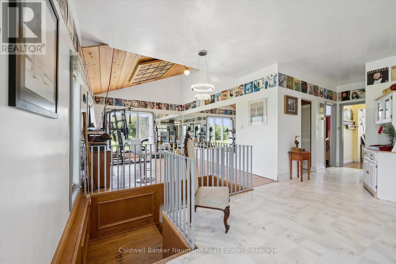 Stairs to upper level - 7530 Macpherson Lane, Puslinch, ON