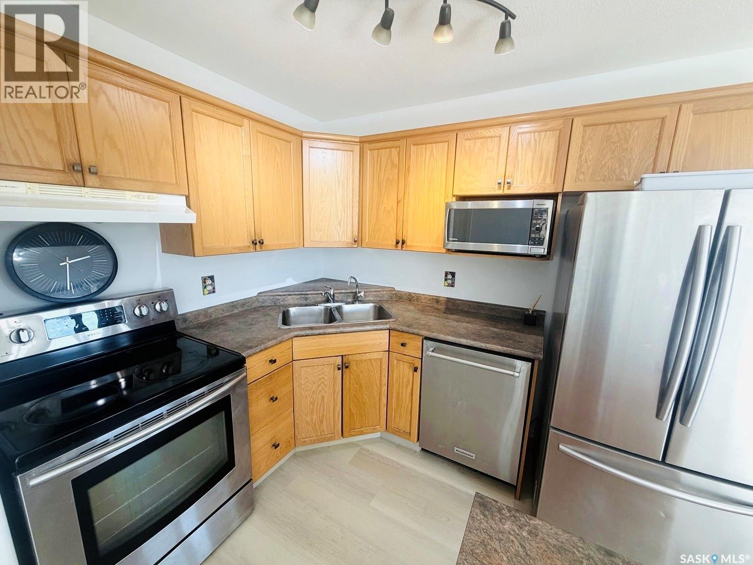 3287 Woodhams Drive, Regina, SK - Indoor Photo Showing Kitchen With Double Sink