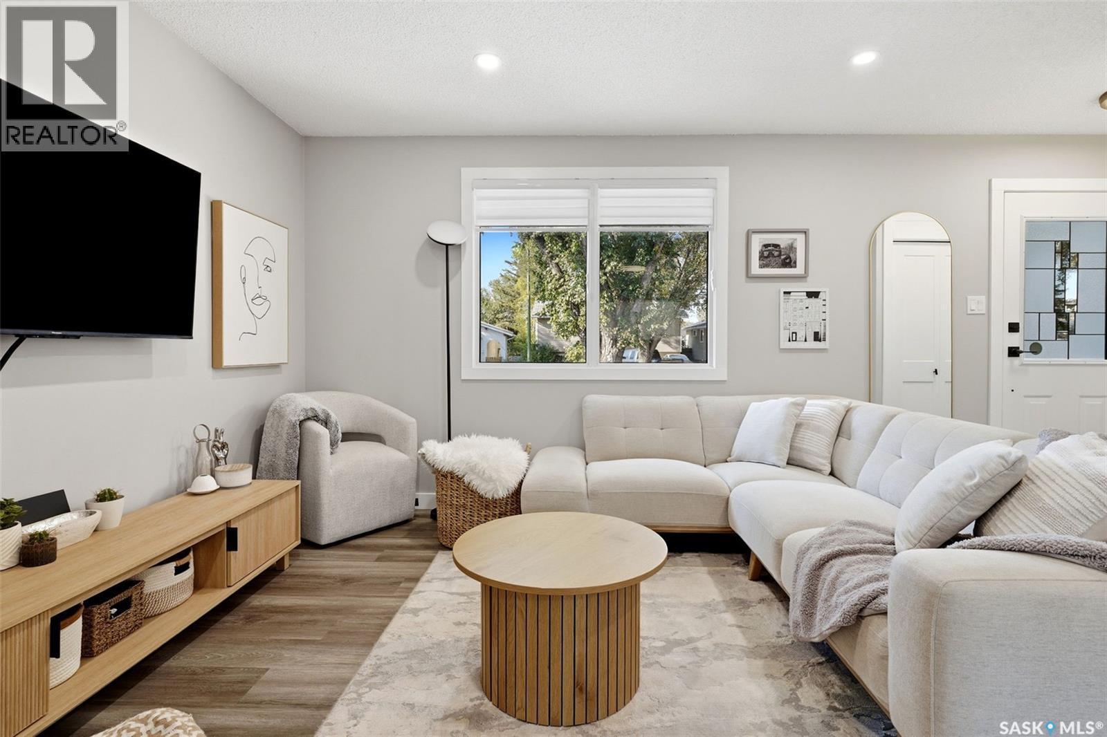 5871 Mckinley Avenue, Regina, SK - Indoor Photo Showing Living Room