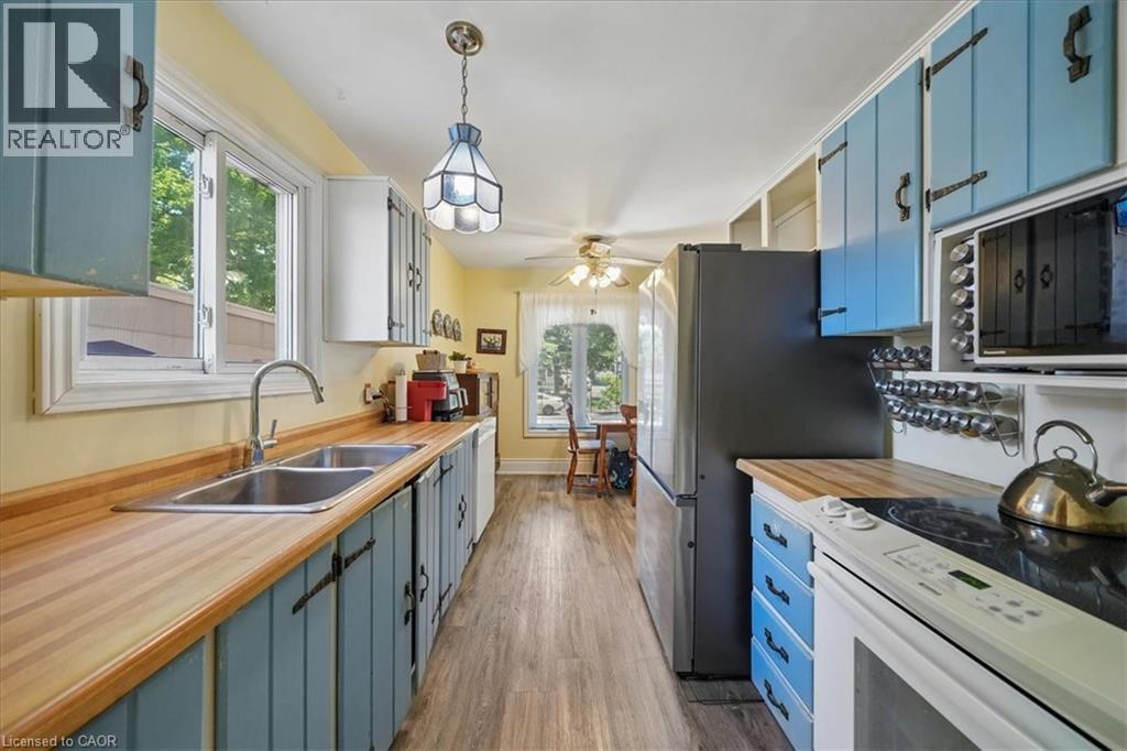 2320 Middlesmoor Crescent, Burlington, ON - Indoor Photo Showing Kitchen With Double Sink