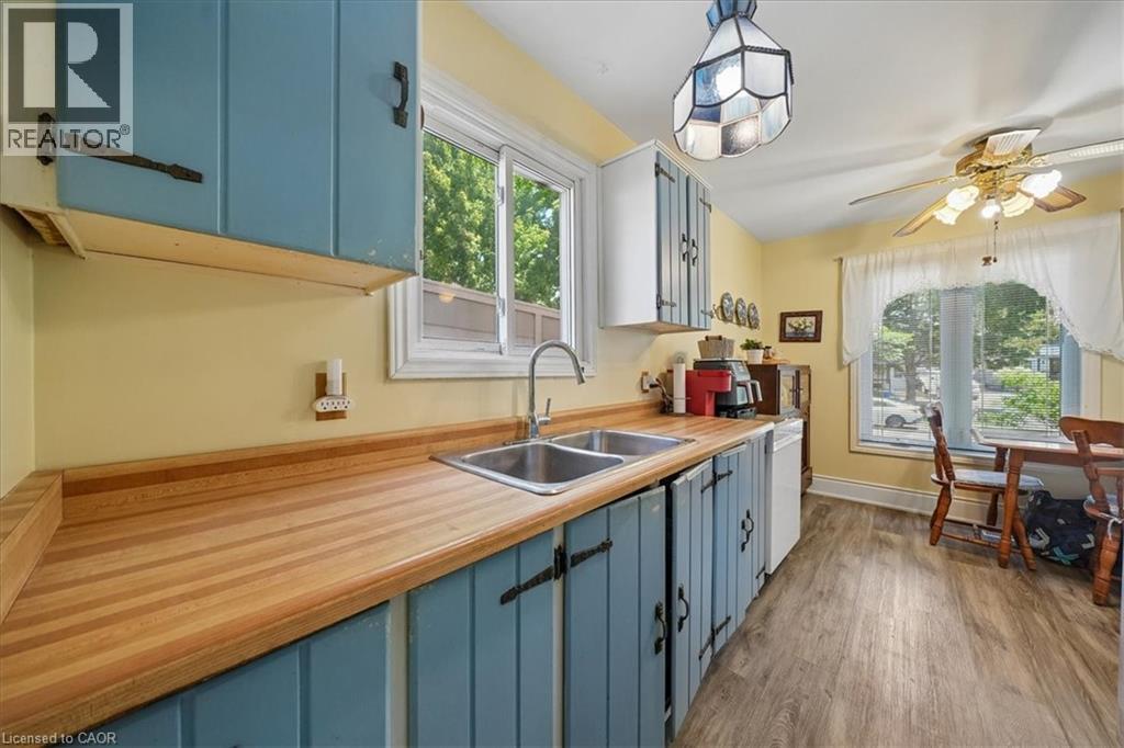 2320 Middlesmoor Crescent, Burlington, ON - Indoor Photo Showing Kitchen With Double Sink