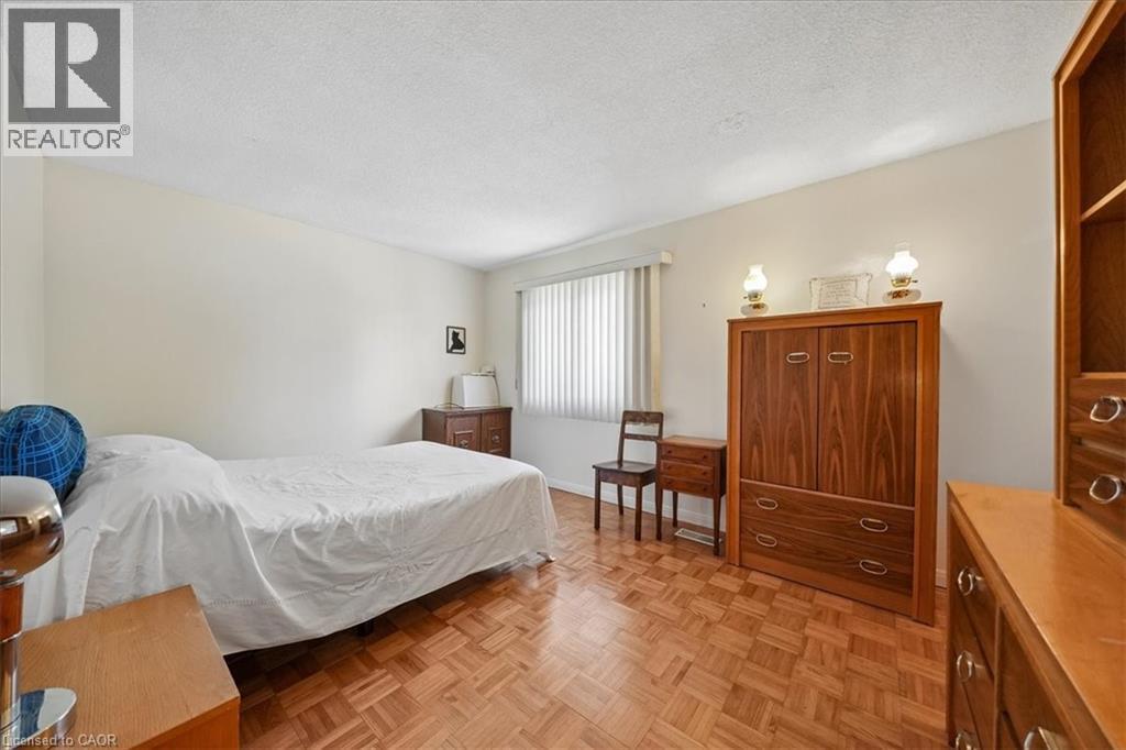 2320 Middlesmoor Crescent, Burlington, ON - Indoor Photo Showing Bedroom
