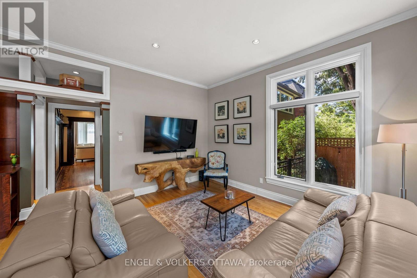 17 Oakland Avenue, Ottawa, ON - Indoor Photo Showing Living Room