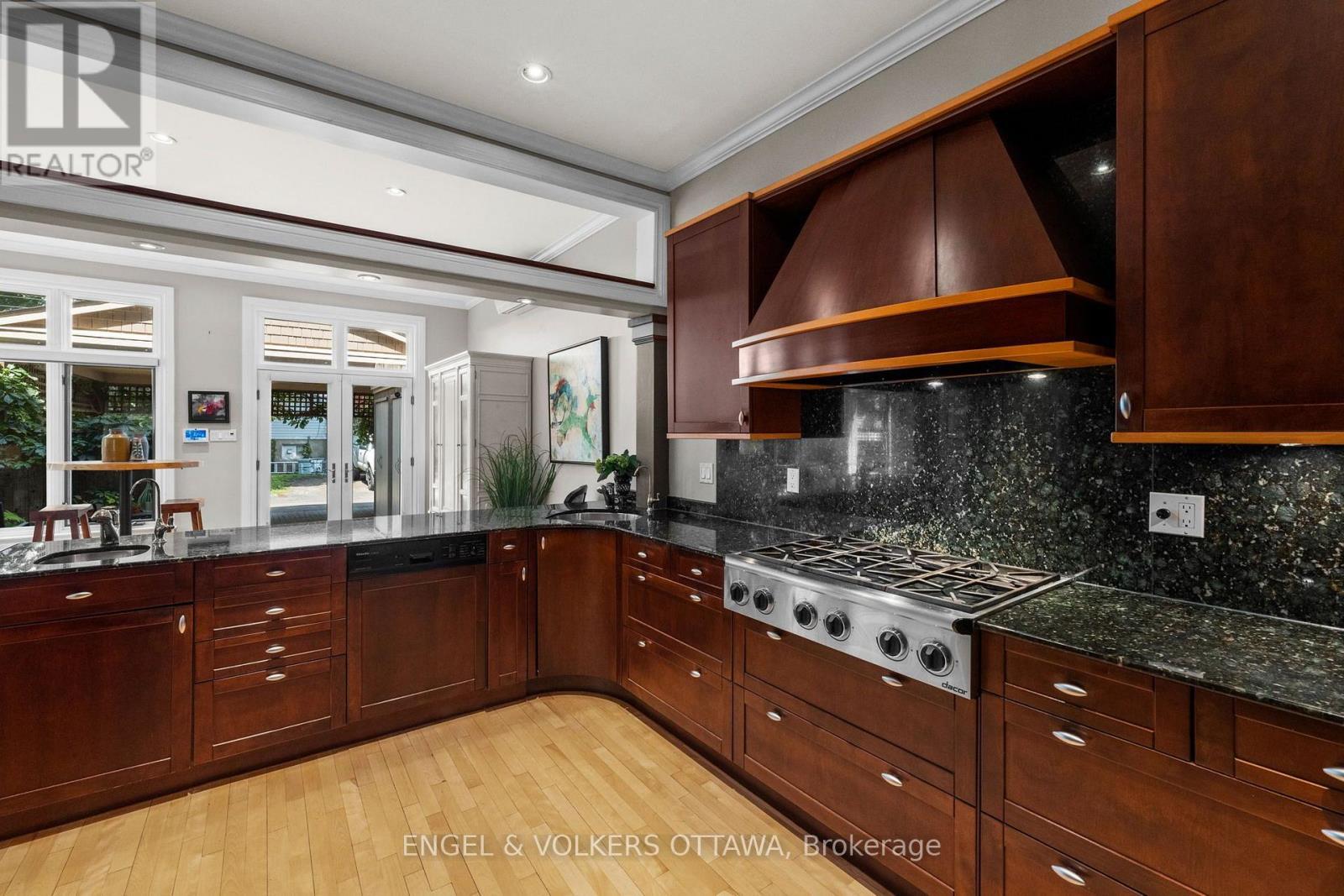 17 Oakland Avenue, Ottawa, ON - Indoor Photo Showing Kitchen With Upgraded Kitchen