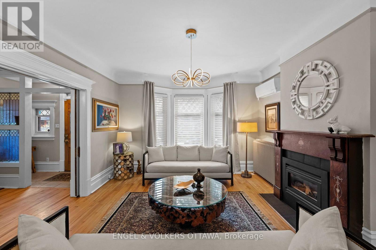17 Oakland Avenue, Ottawa, ON - Indoor Photo Showing Living Room With Fireplace