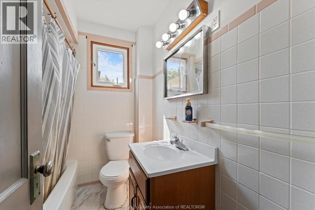 1481 Benjamin Avenue, Windsor, ON - Indoor Photo Showing Bathroom