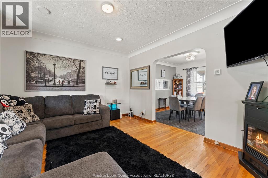1481 Benjamin Avenue, Windsor, ON - Indoor Photo Showing Living Room With Fireplace