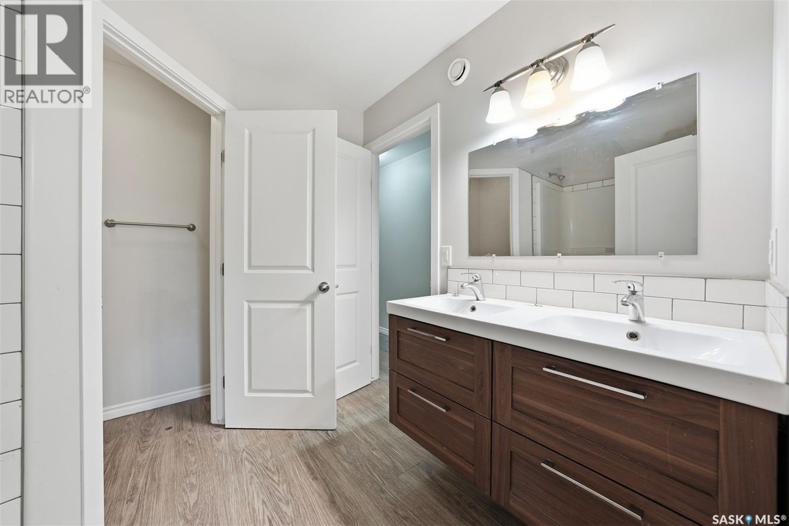 532 J Avenue N, Saskatoon, SK - Indoor Photo Showing Bathroom