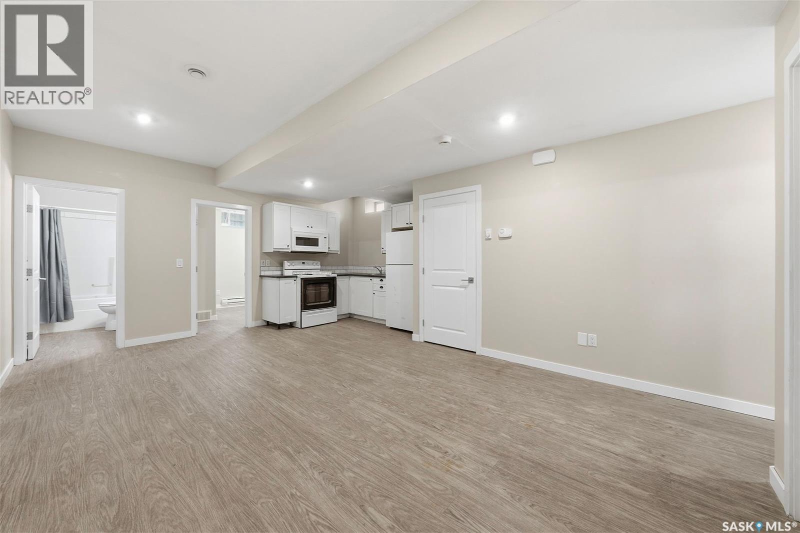 532 J Avenue N, Saskatoon, SK - Indoor