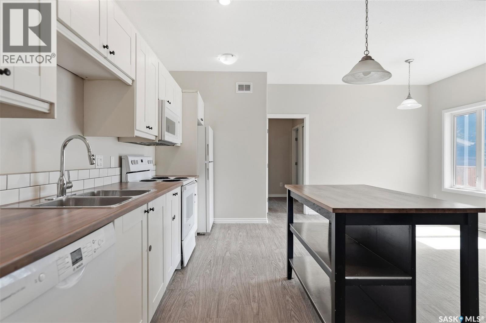 532 J Avenue N, Saskatoon, SK - Indoor Photo Showing Kitchen With Double Sink