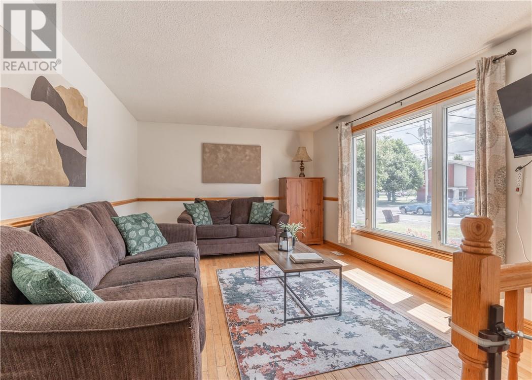 162 Lapointe Street, Sudbury, ON - Indoor Photo Showing Living Room
