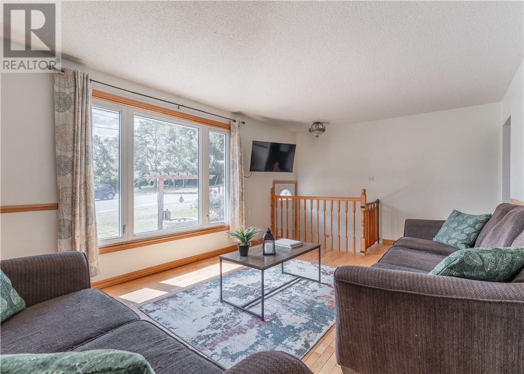 162 Lapointe Street, Sudbury, ON - Indoor Photo Showing Living Room