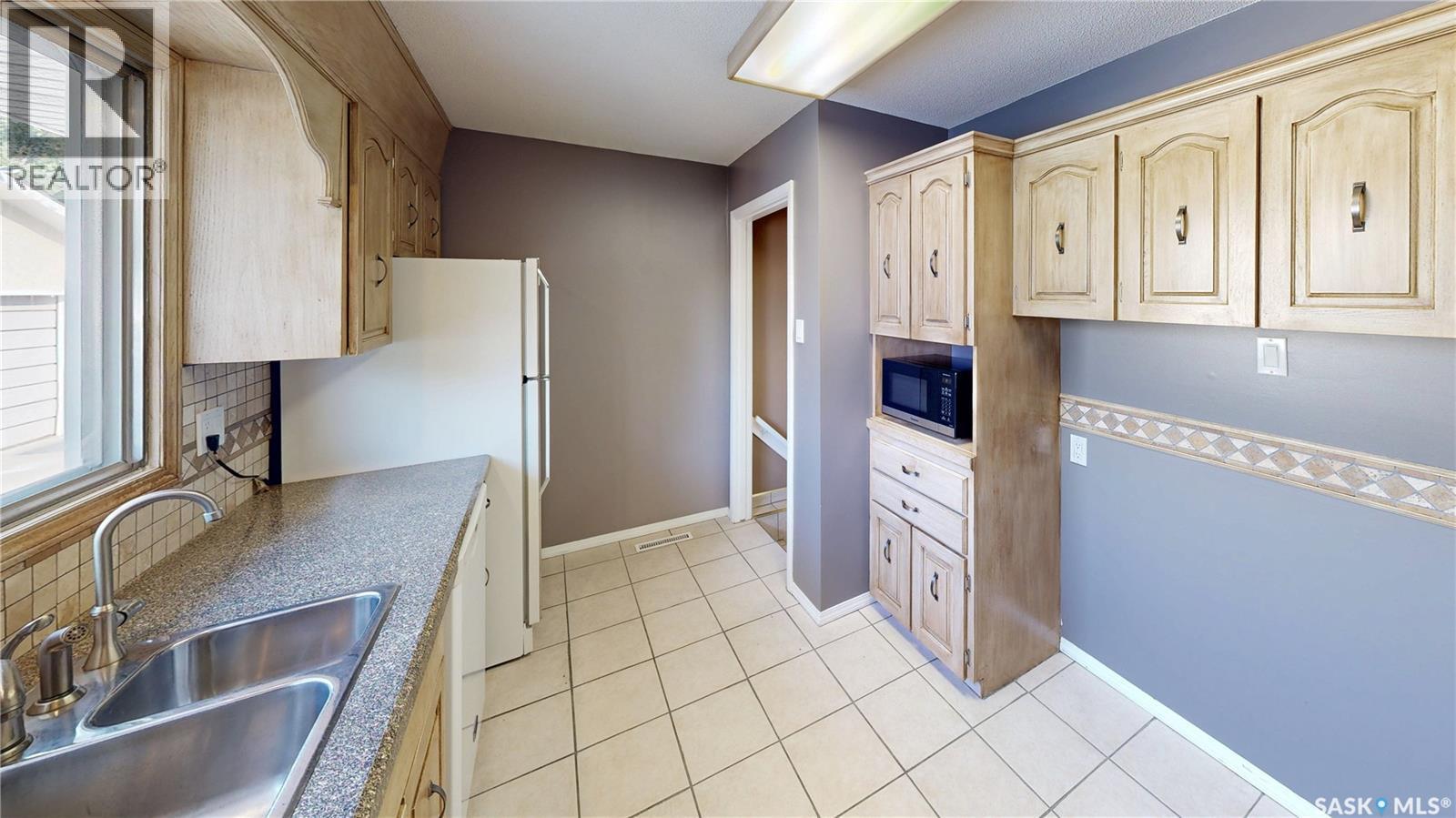 60 Gale Street, Regina, SK - Indoor Photo Showing Kitchen With Double Sink