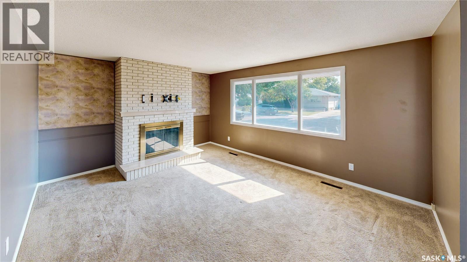 60 Gale Street, Regina, SK - Indoor With Fireplace