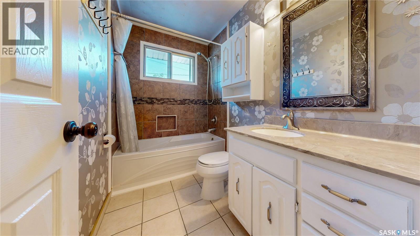 60 Gale Street, Regina, SK - Indoor Photo Showing Bathroom