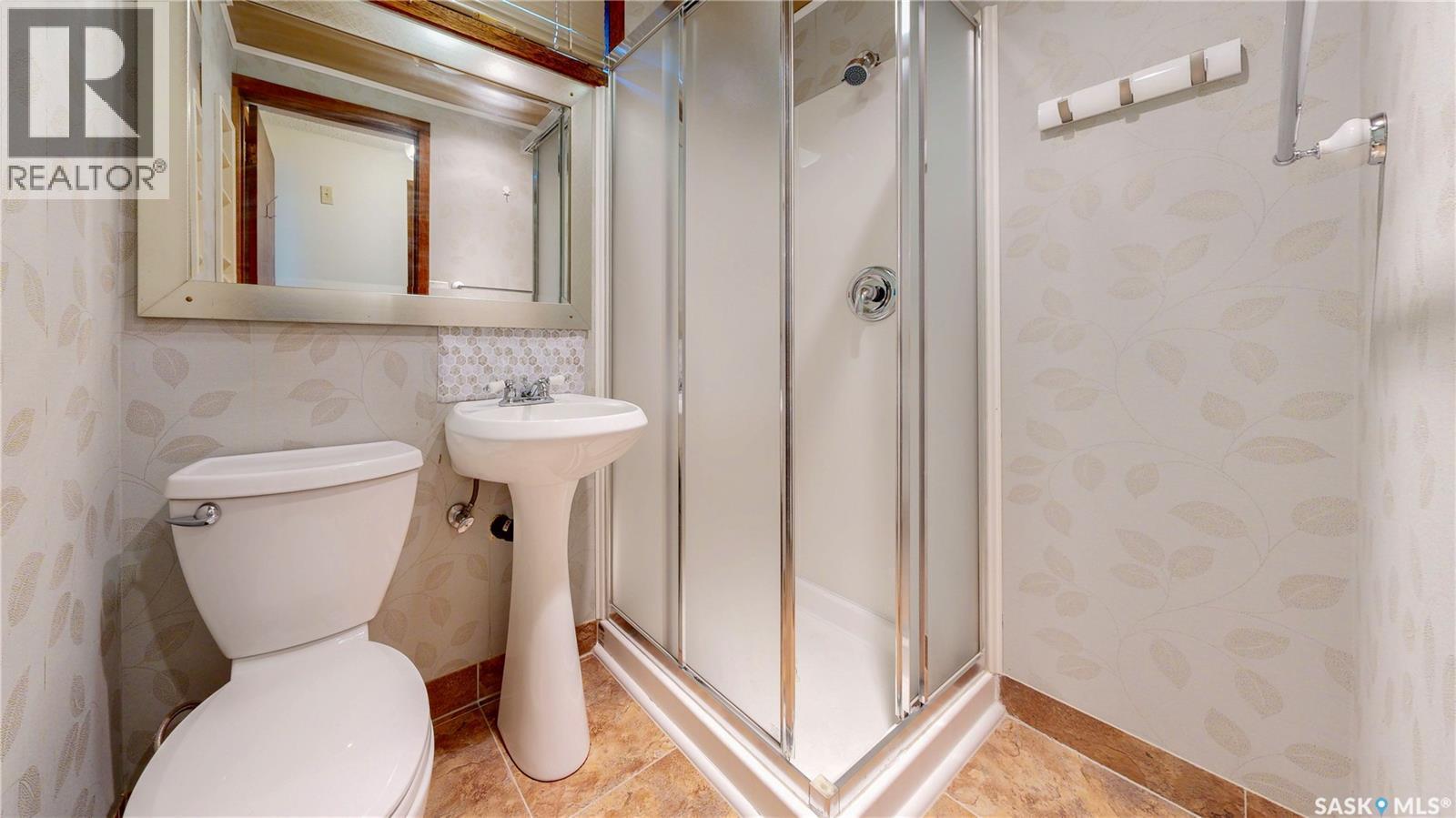 60 Gale Street, Regina, SK - Indoor Photo Showing Bathroom
